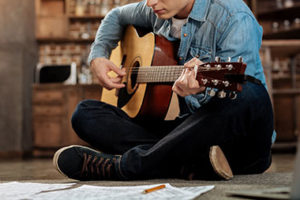Quantas horas treinar guitarra por dia